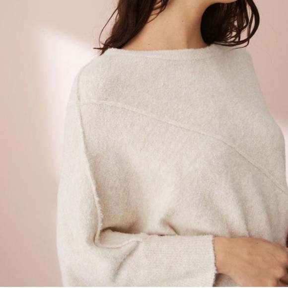 Oversize L/XL Poncho-Style Sweater with Asymmetric Hem - Picture 5 of 8